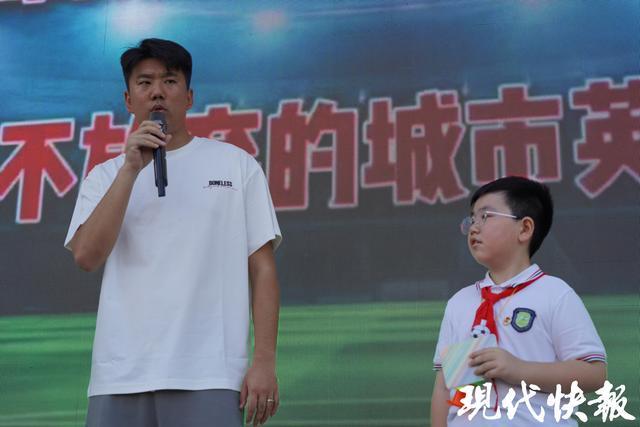 苏超常州队门将走进校园,“开学第一课”传递体育精神