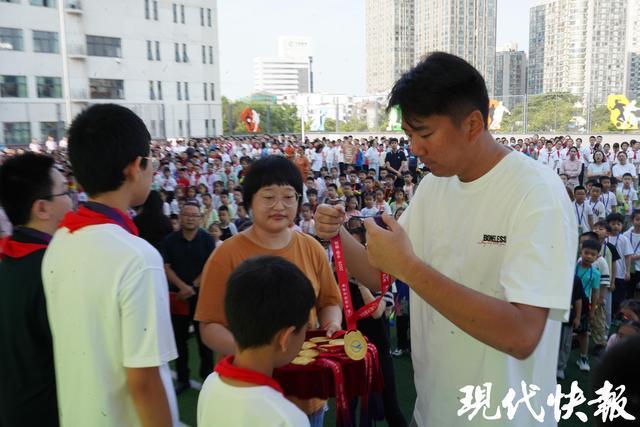 苏超常州队门将走进校园,“开学第一课”传递体育精神